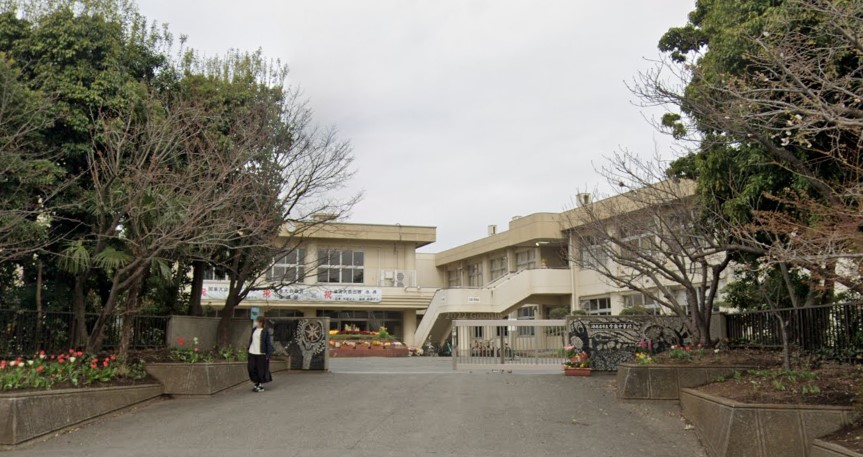 中学校　海老名市立今泉中学校（中学校）まで972m
