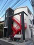 建物外観　オシャレな赤い階段