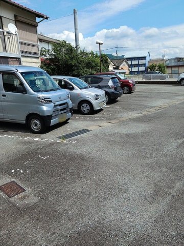 駐車場　駐車場があるので、車を買う予定の方も安心です