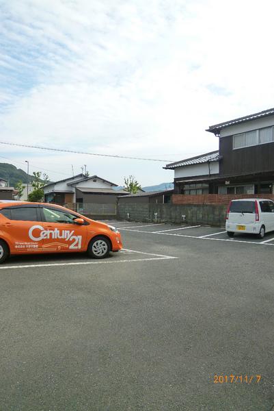 【里村ビルの駐車場】