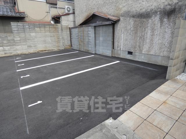 【京都市伏見区新町８丁目のアパートの駐車場】