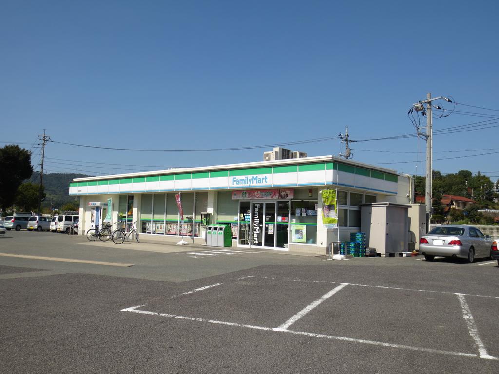 コンビニ　ファミリーマート西高屋店（コンビニ）まで592m