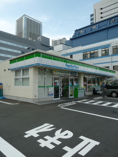 コンビニ　ファミリーマート第一京浜芝二丁目店（コンビニ）まで241m