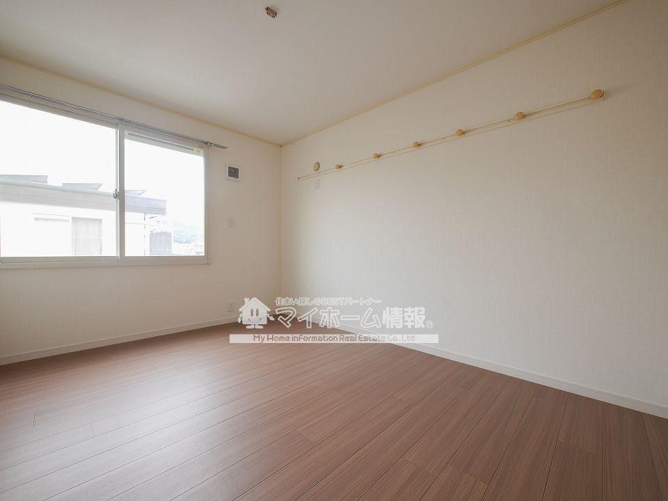 眺望　木の温もりがやさしい洋室