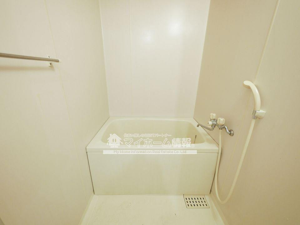 バス・シャワールーム　入浴にもお掃除にも便利なシャワー付き