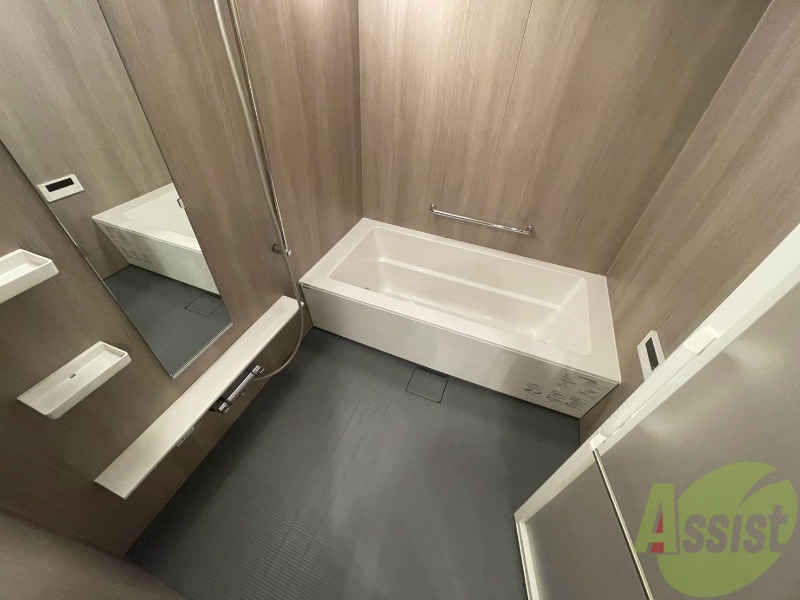 バス・シャワールーム　お風呂です。広々したバスでゆっくりくつろげます。