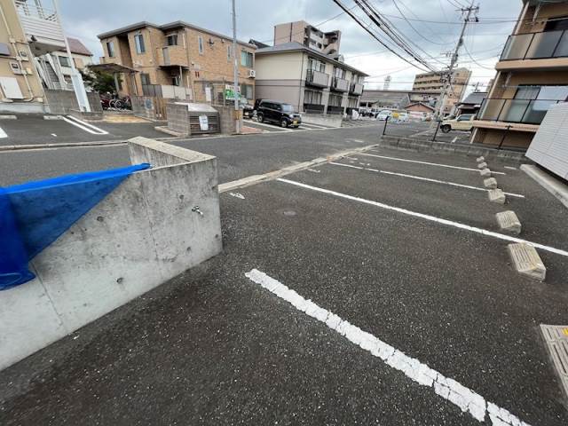 【北九州市八幡西区陣原のマンションの駐車場】