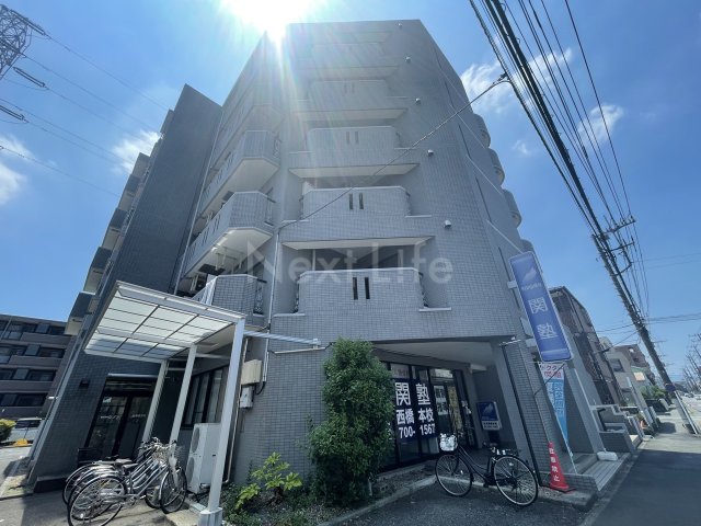 【相模原市緑区西橋本のマンションの建物外観】