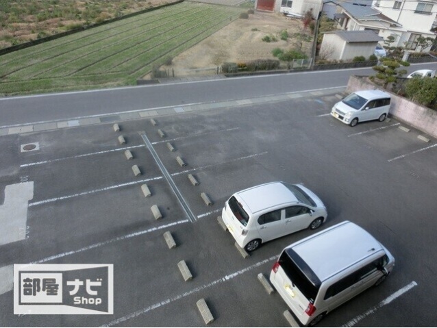 【シーズン柞田の駐車場】