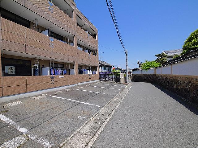 【桜井市大字川合のマンションの駐車場】