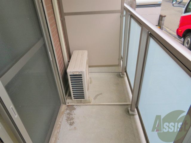 バルコニー　ちょっとしたバルコニーになります。陽もよく当たります。