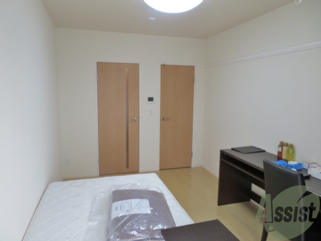 居室・リビング　家具家電付きですのでベッドがチラ見してます。丁度いい広さ。