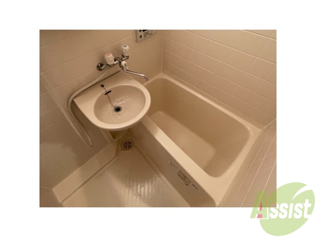 バス・シャワールーム　こちらはお風呂。一日の疲れをここで癒してください。