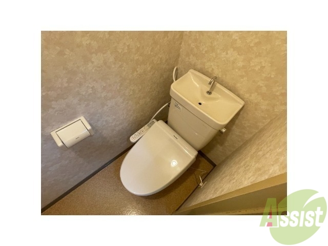 トイレ　ウォシュレット機能がついているので安心ですね。