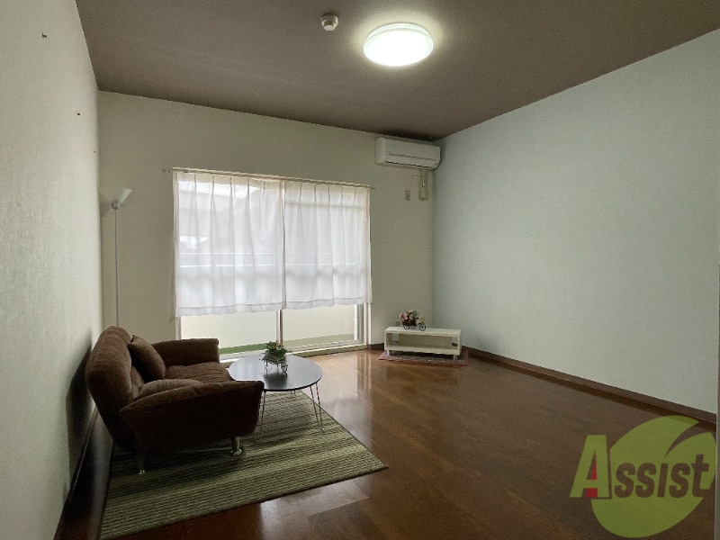 居室・リビング　リビングはこんな感じです。窓が大きくて良く陽が入ってきます。