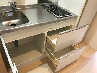 キッチン　キッチンは収納も多く、料理道具の渋滞解消です。