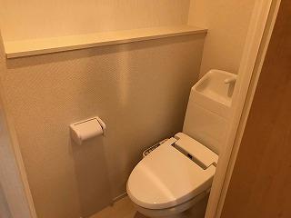 トイレ　温水便座が付いて快適で衛生的です。