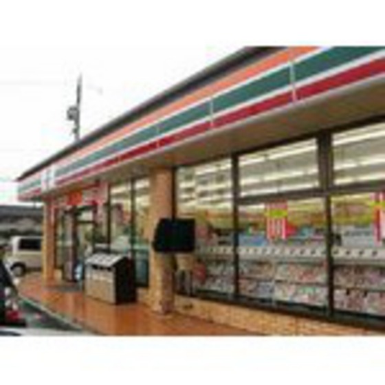 コンビニ　セブンイレブン四日市三重団地入口（コンビニ）まで1247m