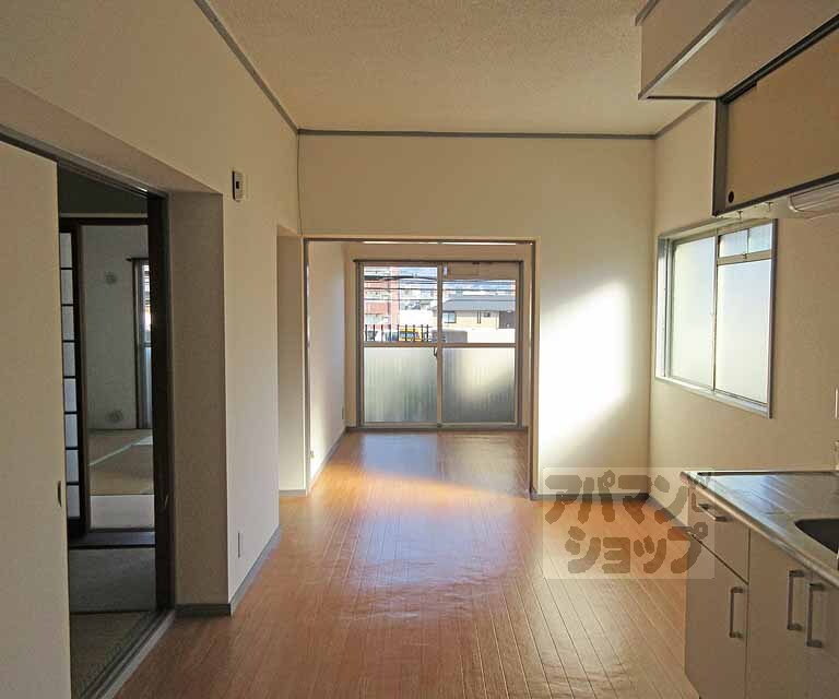 居室・リビング　日差しが入り明るいお部屋です・