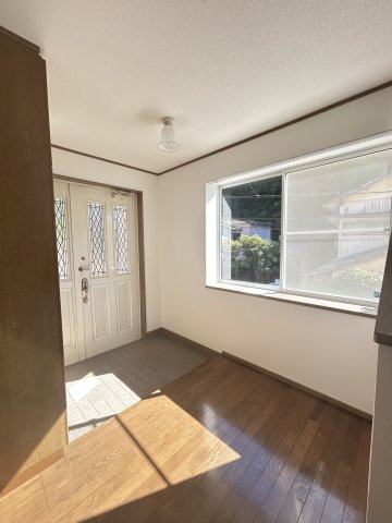 玄関　暖かい日の当たる明るい玄関です♪※前回募集時の写真です
