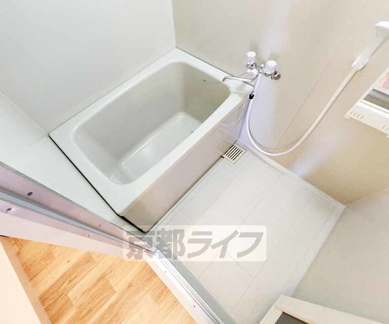 バス・シャワールーム　清潔感のあるバスルームです。