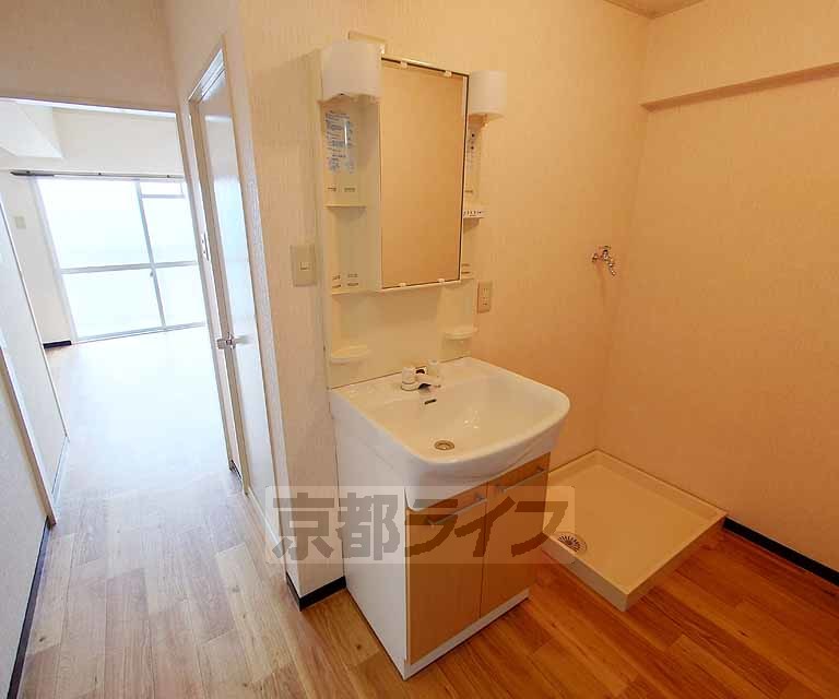 洗面設備　清潔感のある洗面所です。