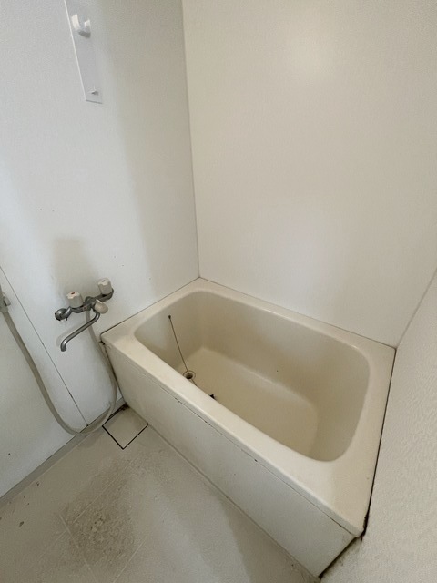 バス・シャワールーム　バストイレ別☆湯船にも入れます！（クリーニング前）