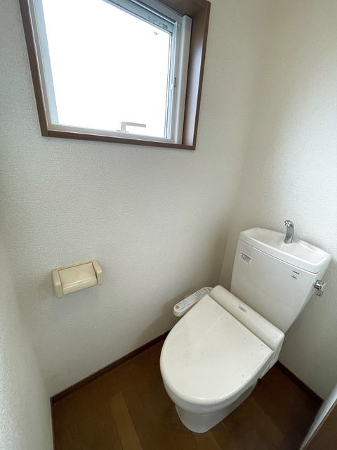 トイレ　窓付きトイレで明るい空間のトイレです☆