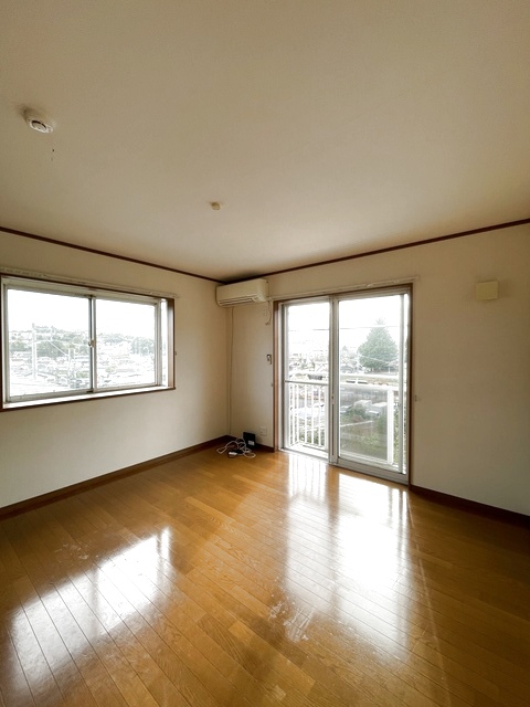 居室・リビング　角部屋につき２面採光！明るいお部屋です♪