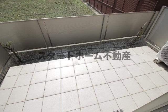 バルコニー　暖かな日差しのふりそそぐバルコニー