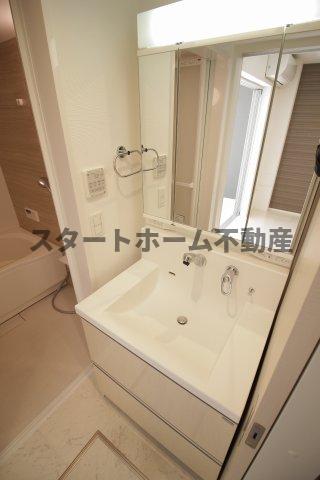 洗面設備　明るい洗面所です