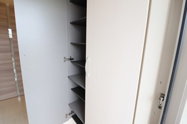 玄関　トールタイプの姿見付シューズボックス