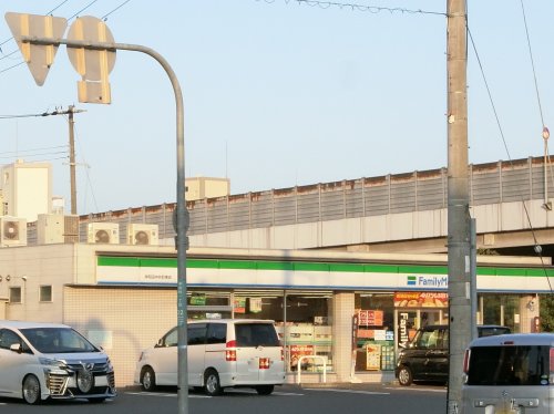 コンビニ　ファミリーマート　岸和田中井町東店（コンビニ）まで484m