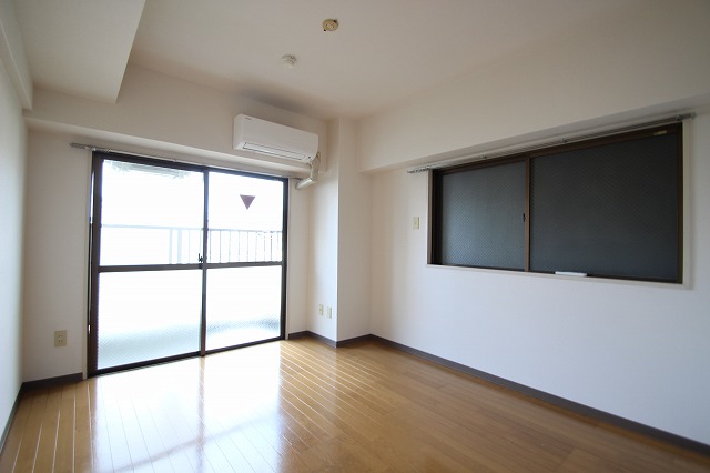 居室・リビング　同物件、別号室のものです。