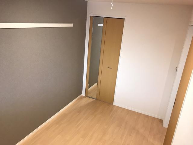 玄関　4.5帖洋室　収納には姿見付き