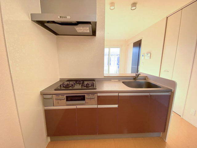 キッチン　３口コンロ付きシステムキッチンです。