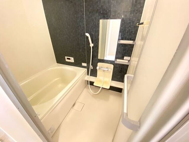 バス・シャワールーム　浴室換気乾燥機付き一坪タイプの浴槽です。