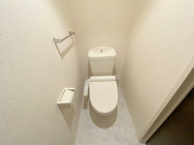トイレ　温水洗浄便座付きトイレです。