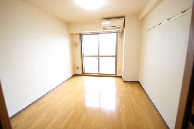 居室・リビング　同物件別室です。