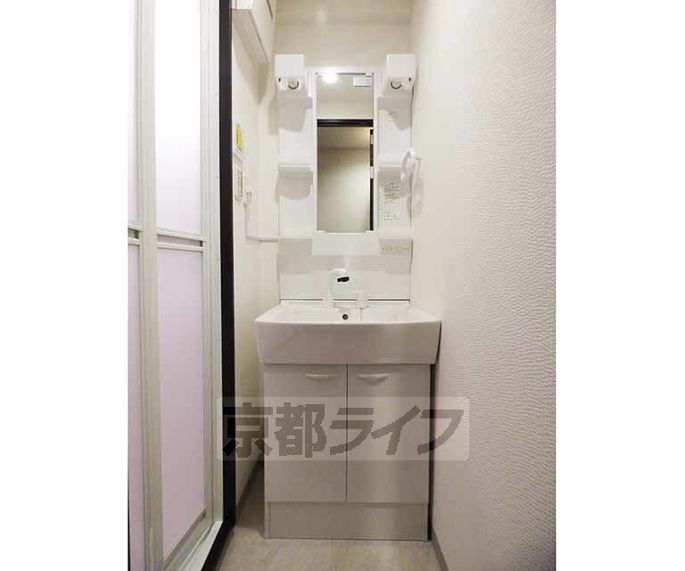 洗面設備　きれいな洗面台です。