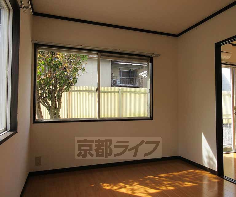 居室・リビング　日当たりが良く、明るい室内です。