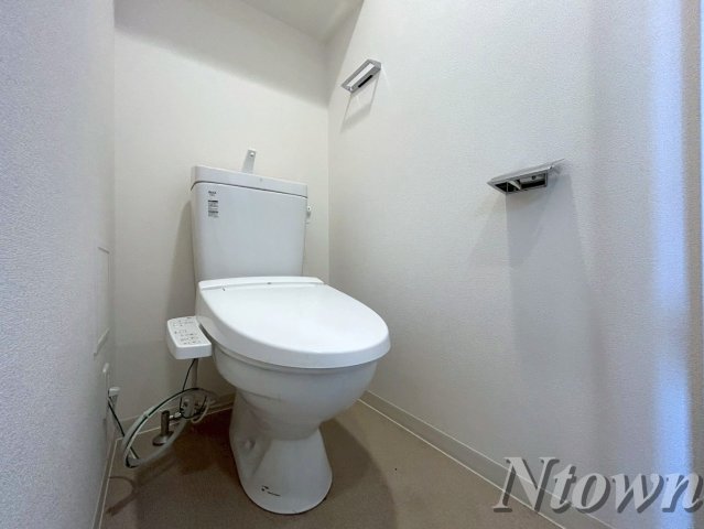 トイレ　落ち着いた色調のトイレです