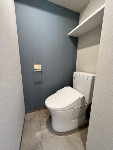 トイレ　落ち着いた色調のトイレです