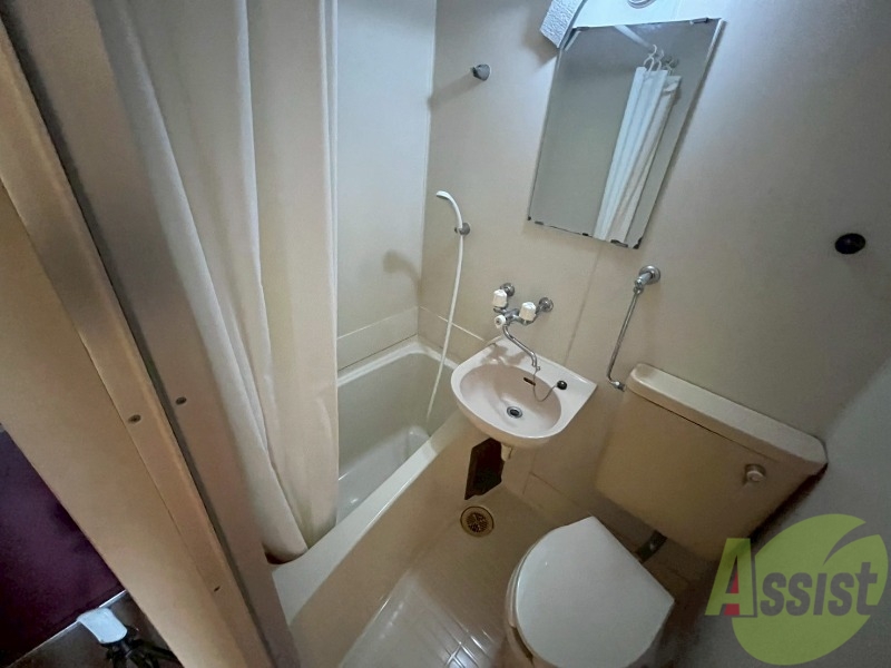 バス・シャワールーム　こちらはお風呂。一日の疲れをここで癒してください。