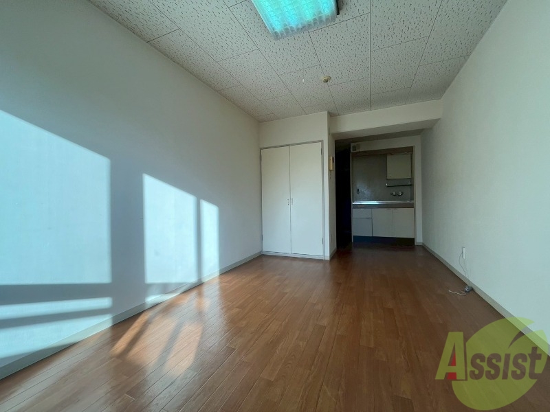 その他部屋・スペース　８帖の洋室です。広々として、きれいですね。