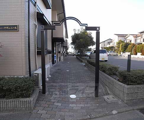 エントランス　入り口にゲートあり