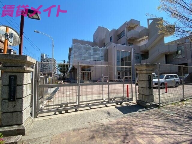 小学校　四日市市立浜田小学校（小学校）まで688m