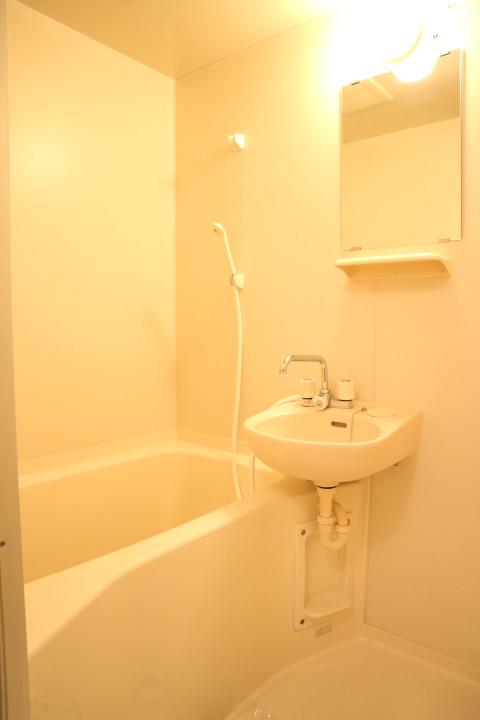 バス・シャワールーム　バス、トイレ別々のお部屋です