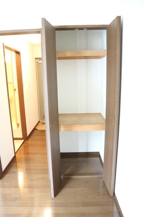 収納　仕切り棚つき