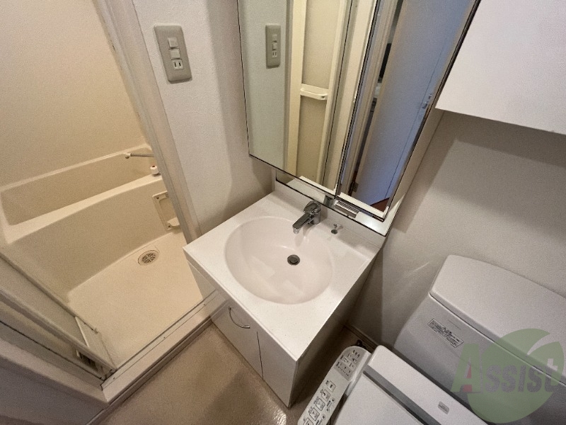 洗面設備　洗面台はシンプルなつくりで手入れがしやすそうですね。